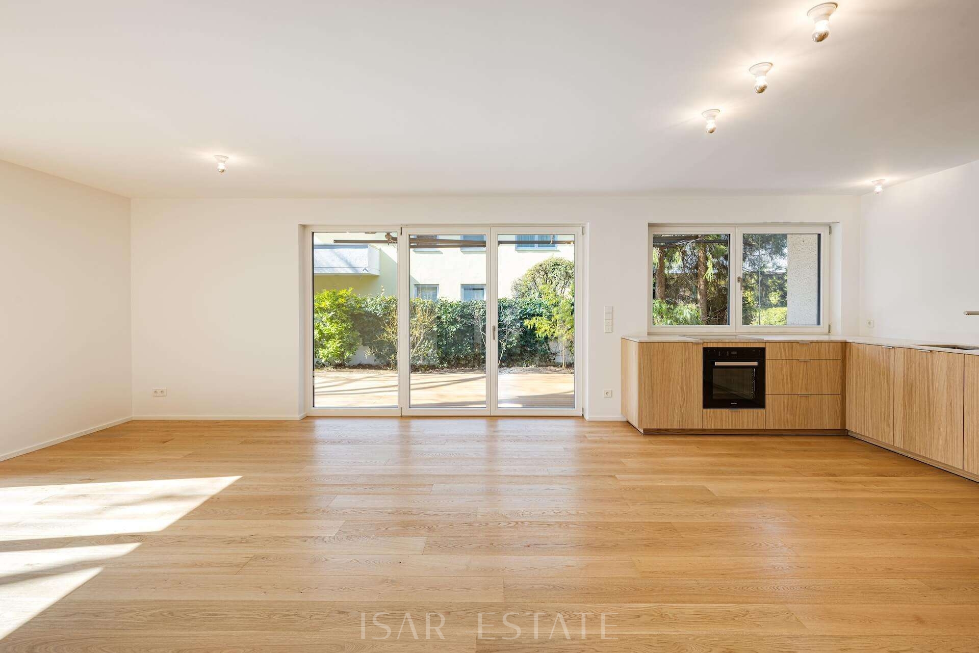 Küche mit Blick auf Terasse